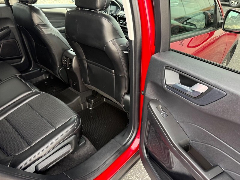 Ford Escape Vehicle Full-screen Gallery Image 12