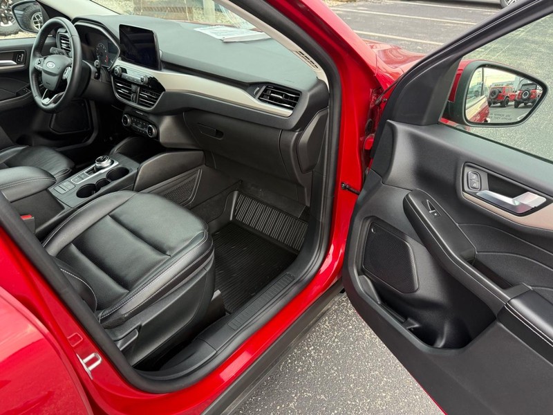 Ford Escape Vehicle Full-screen Gallery Image 15