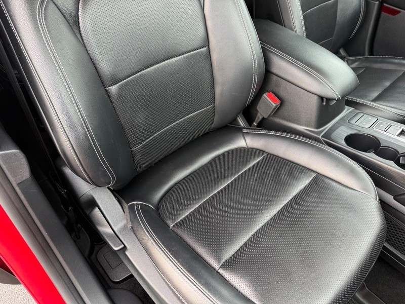 Ford Escape Vehicle Full-screen Gallery Image 16