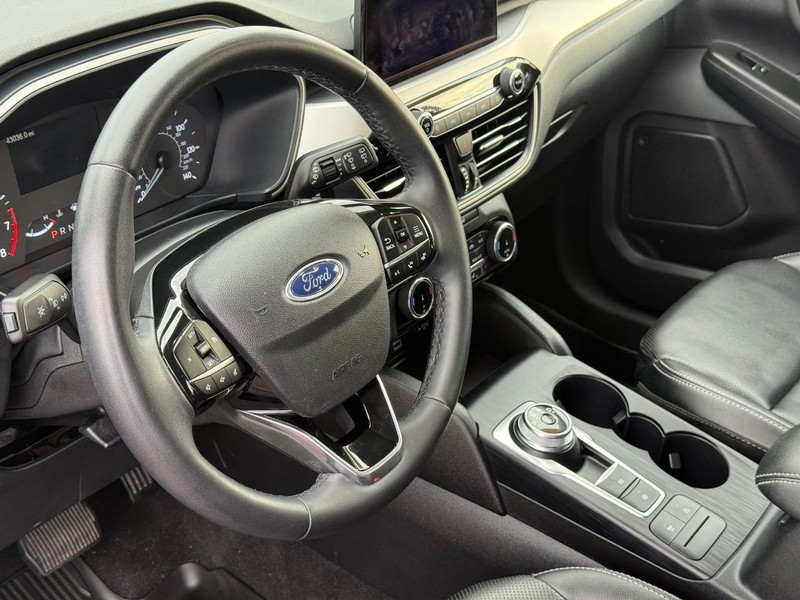 Ford Escape Vehicle Full-screen Gallery Image 19