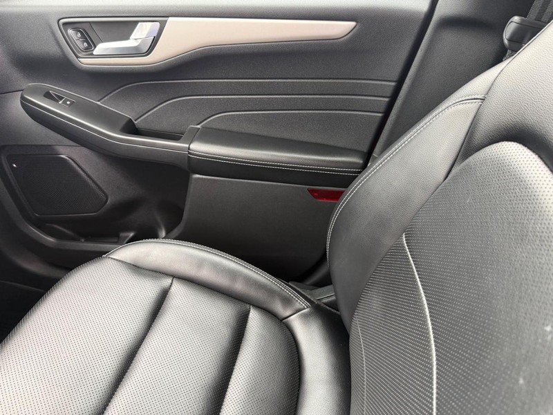 Ford Escape Vehicle Full-screen Gallery Image 28