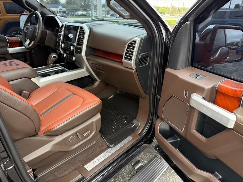 Ford F-150 Vehicle Full-screen Gallery Image 16