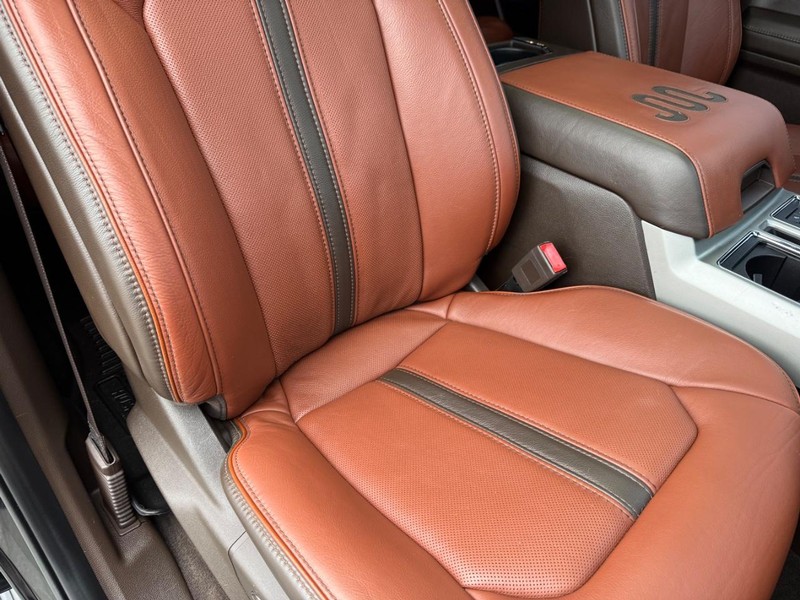 Ford F-150 Vehicle Full-screen Gallery Image 17