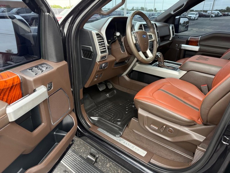 Ford F-150 Vehicle Full-screen Gallery Image 18
