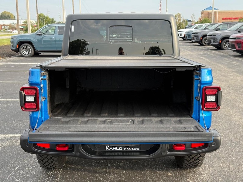 Jeep Gladiator Vehicle Full-screen Gallery Image 7