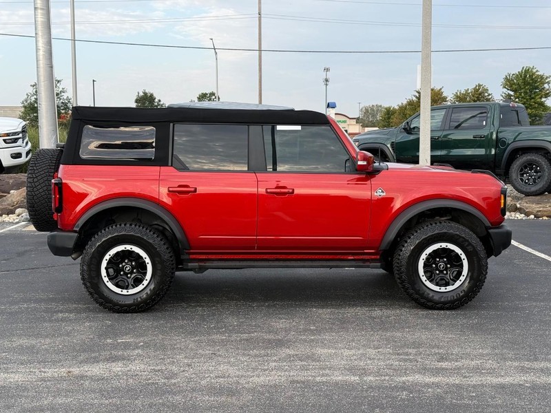 Ford Bronco Vehicle Full-screen Gallery Image 02