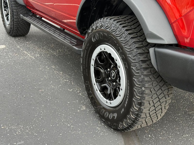 Ford Bronco Vehicle Full-screen Gallery Image 06