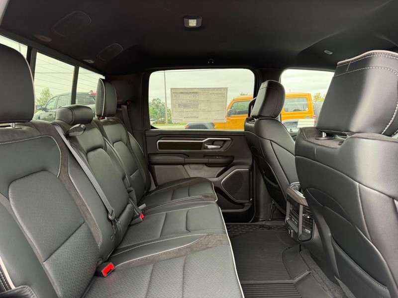 Ram 1500 Vehicle Full-screen Gallery Image 11