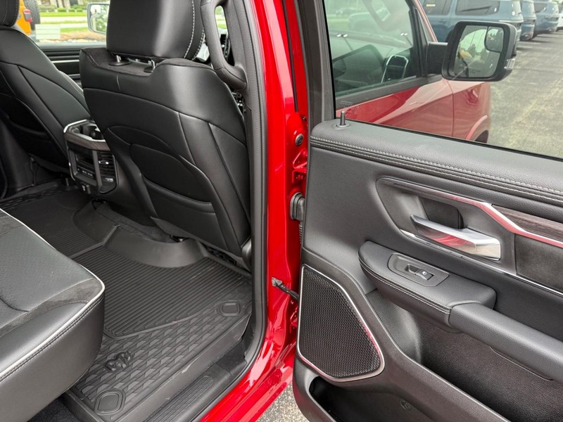 Ram 1500 Vehicle Full-screen Gallery Image 12