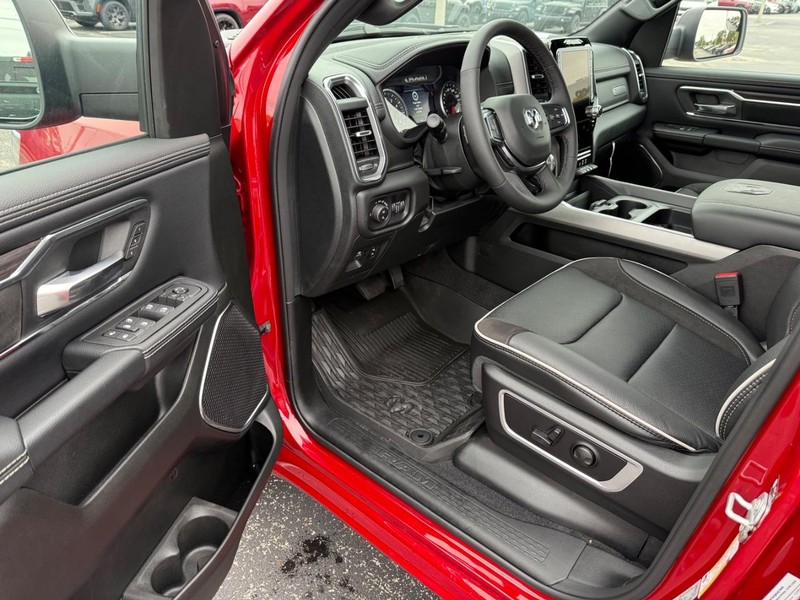 Ram 1500 Vehicle Full-screen Gallery Image 17