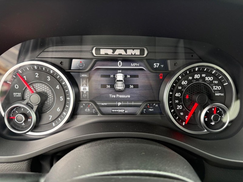 Ram 1500 Vehicle Full-screen Gallery Image 28