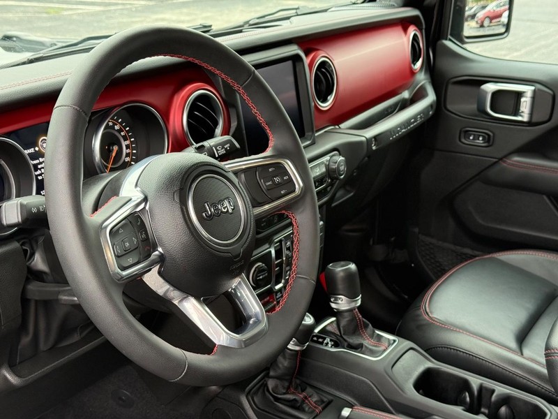 Jeep Wrangler Vehicle Full-screen Gallery Image 19