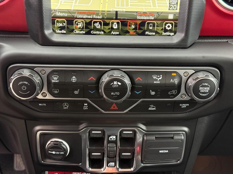 Jeep Wrangler Vehicle Full-screen Gallery Image 26