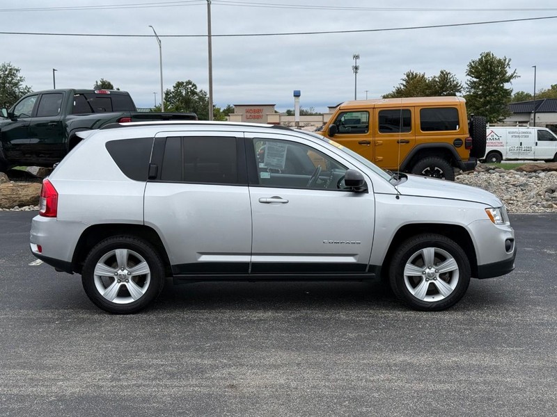 Jeep Compass Vehicle Full-screen Gallery Image 2