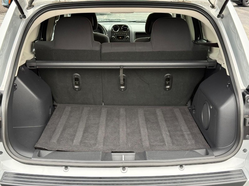 Jeep Compass Vehicle Full-screen Gallery Image 7