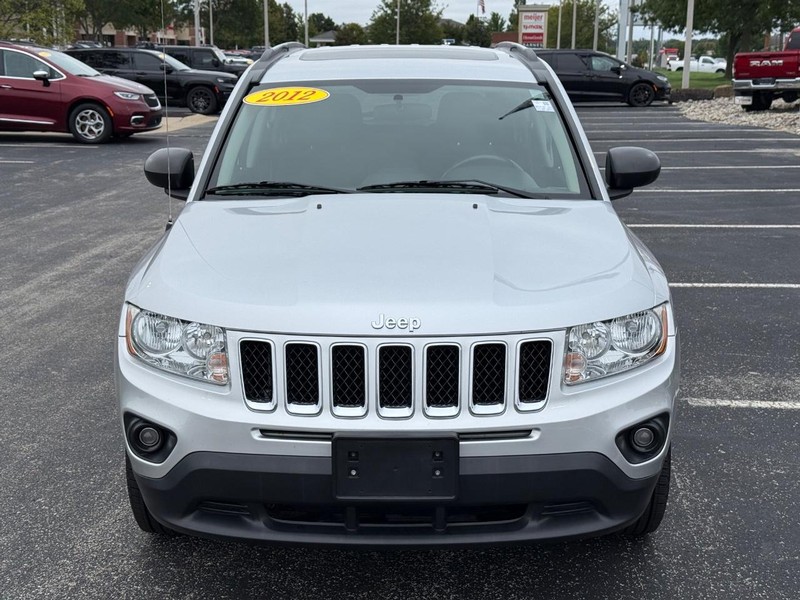 Jeep Compass Vehicle Full-screen Gallery Image 10