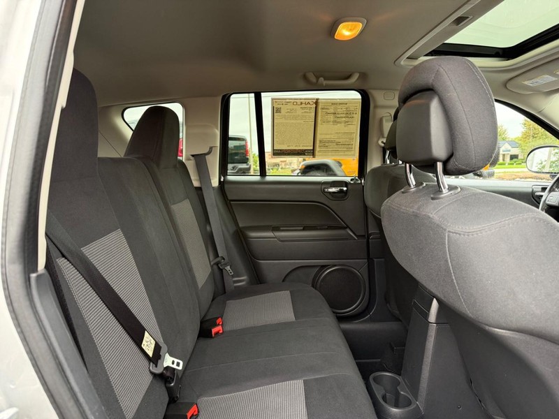 Jeep Compass Vehicle Full-screen Gallery Image 11