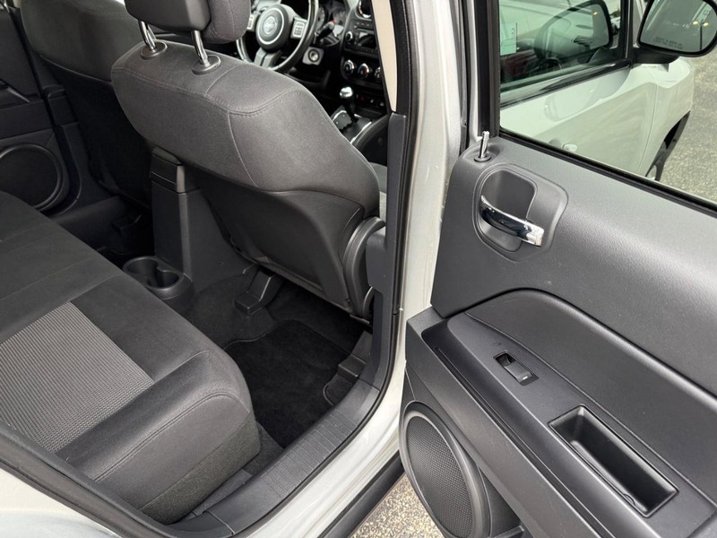 Jeep Compass Vehicle Full-screen Gallery Image 12