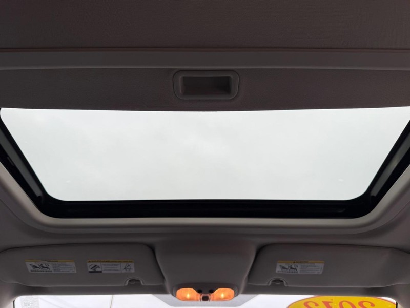 Jeep Compass Vehicle Full-screen Gallery Image 13