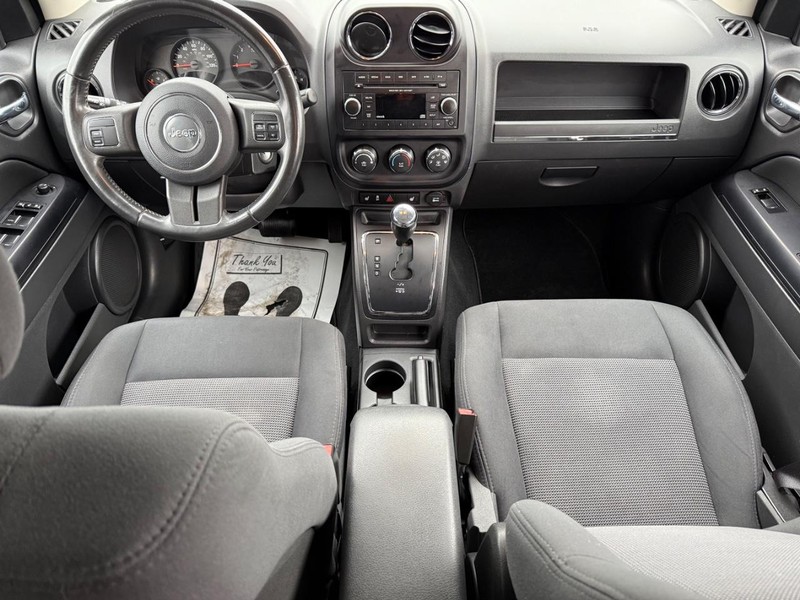 Jeep Compass Vehicle Full-screen Gallery Image 14