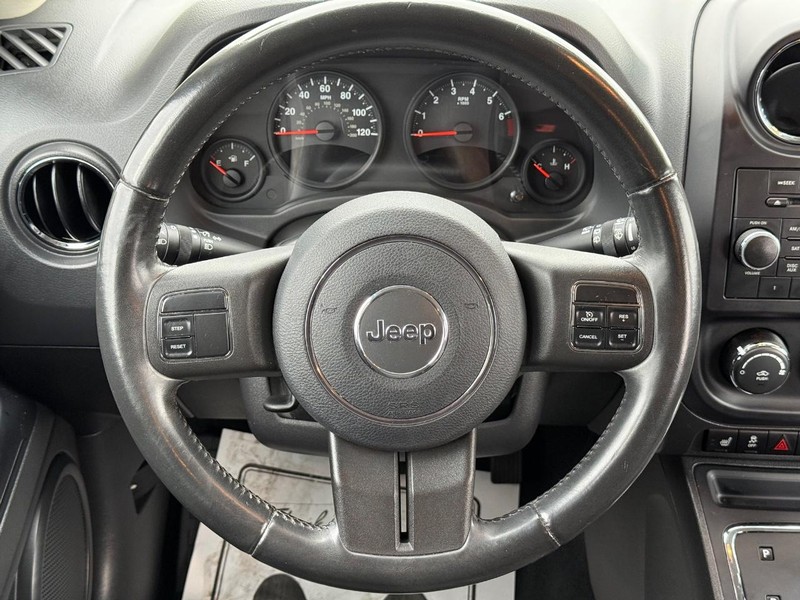 Jeep Compass Vehicle Full-screen Gallery Image 15