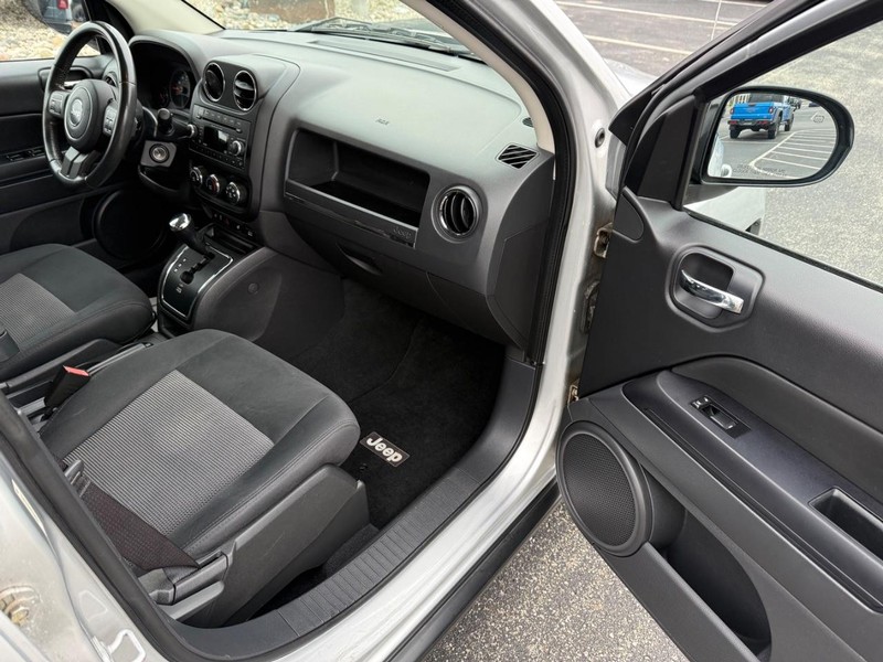 Jeep Compass Vehicle Full-screen Gallery Image 16