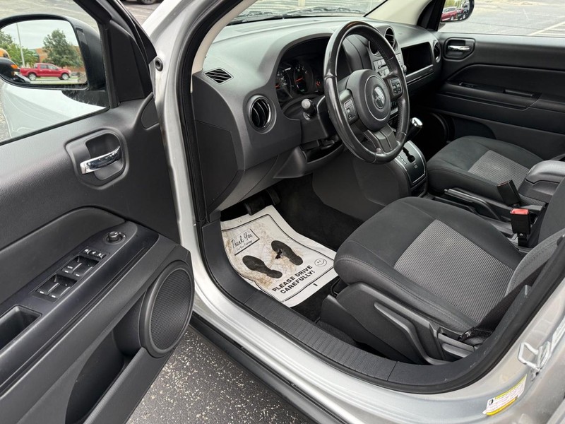 Jeep Compass Vehicle Full-screen Gallery Image 18
