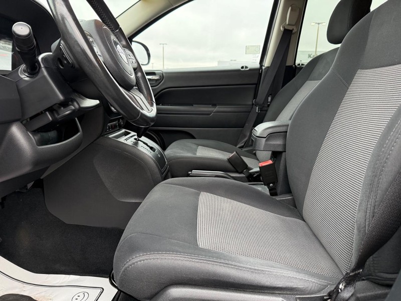 Jeep Compass Vehicle Full-screen Gallery Image 19