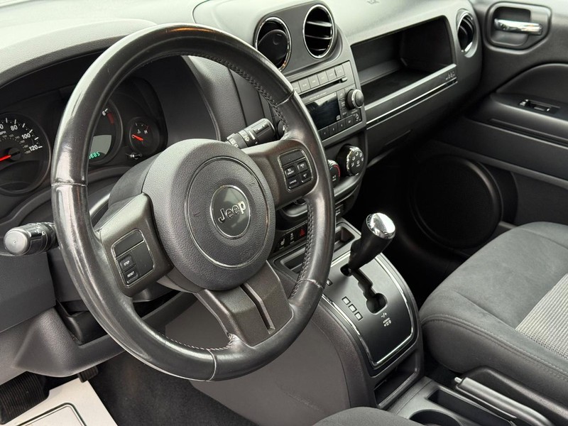 Jeep Compass Vehicle Full-screen Gallery Image 20