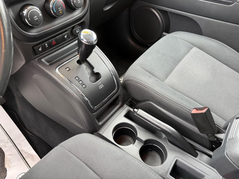 Jeep Compass Vehicle Full-screen Gallery Image 24