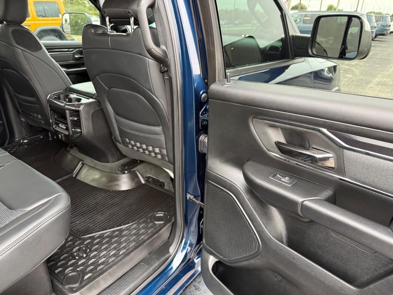 Ram 1500 Vehicle Full-screen Gallery Image 12