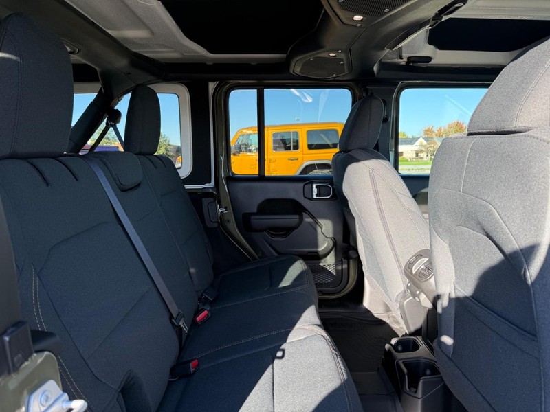 Jeep Wrangler Vehicle Full-screen Gallery Image 10