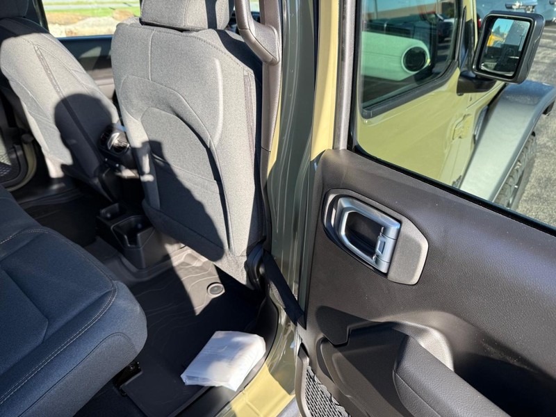 Jeep Wrangler Vehicle Full-screen Gallery Image 11