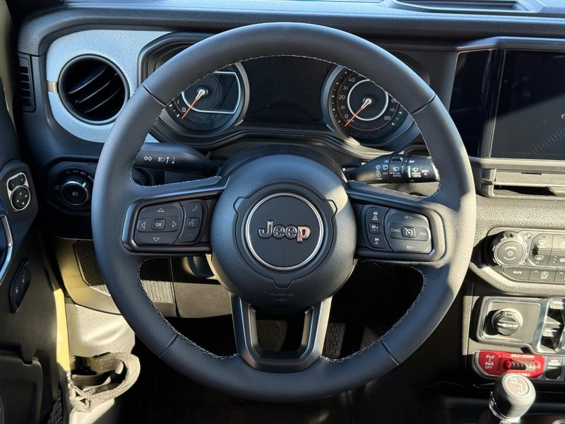 Jeep Wrangler Vehicle Full-screen Gallery Image 13