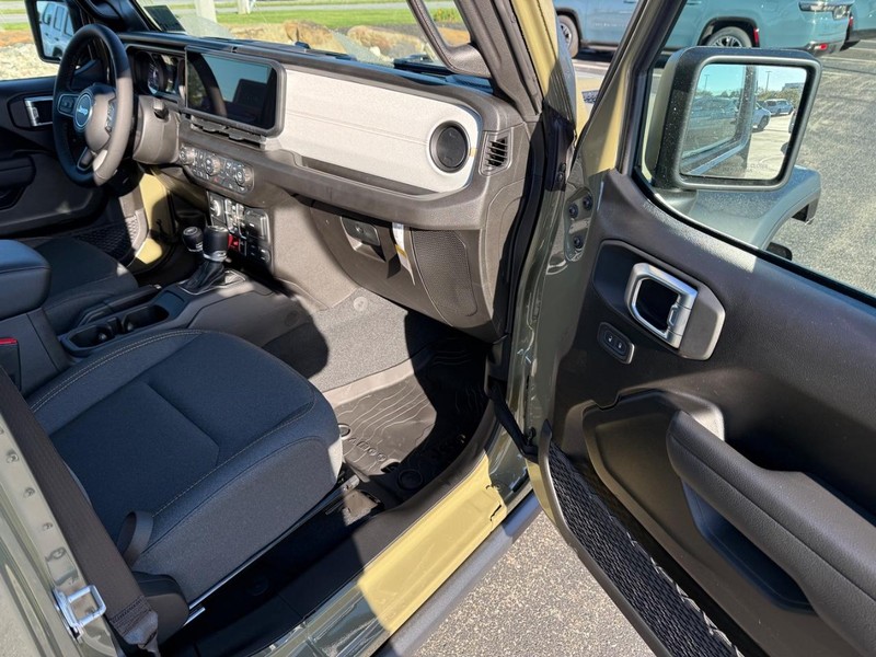 Jeep Wrangler Vehicle Full-screen Gallery Image 14
