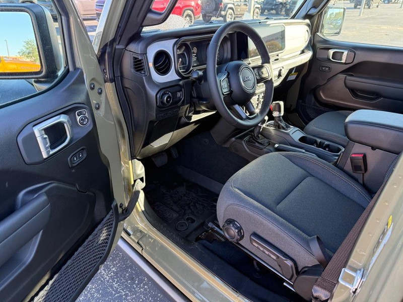 Jeep Wrangler Vehicle Full-screen Gallery Image 16