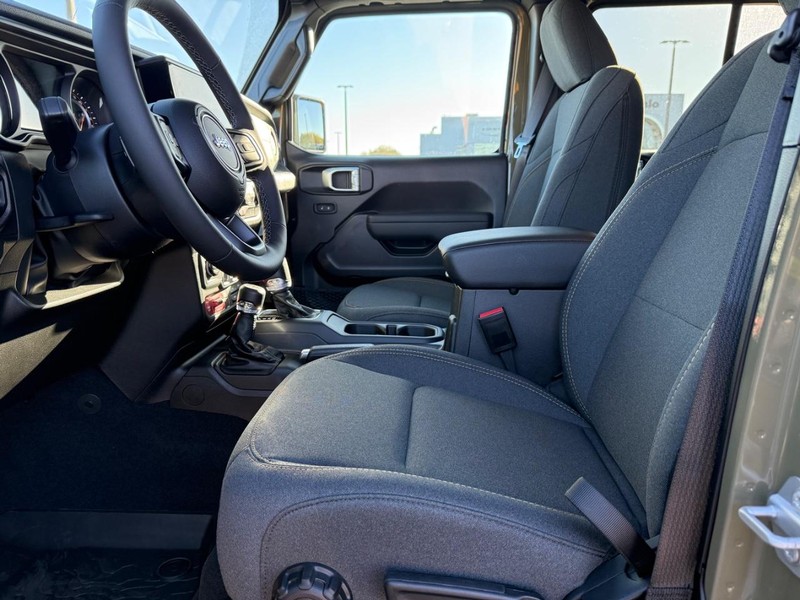 Jeep Wrangler Vehicle Full-screen Gallery Image 17