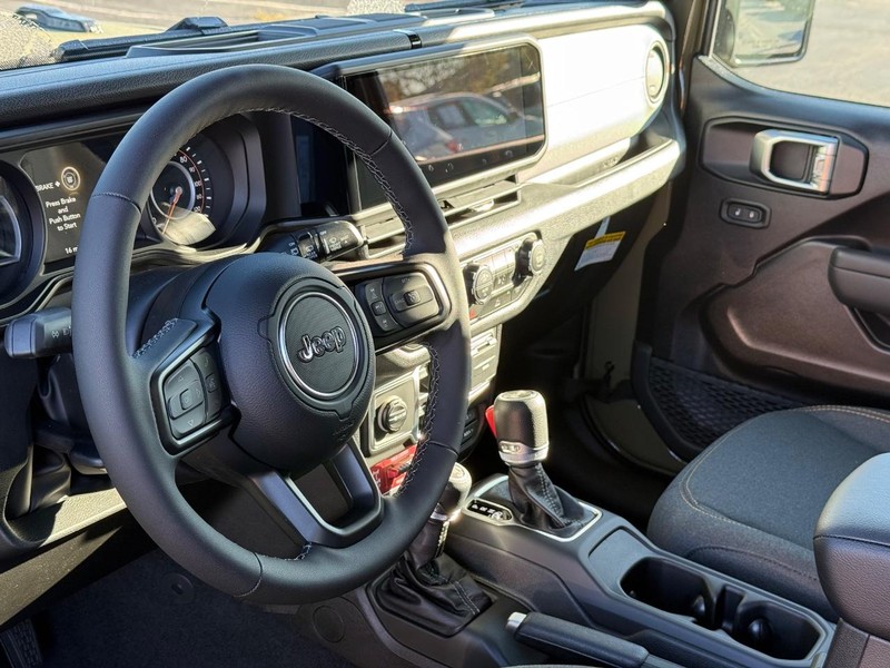 Jeep Wrangler Vehicle Full-screen Gallery Image 18
