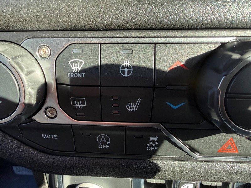 Jeep Wrangler Vehicle Full-screen Gallery Image 22