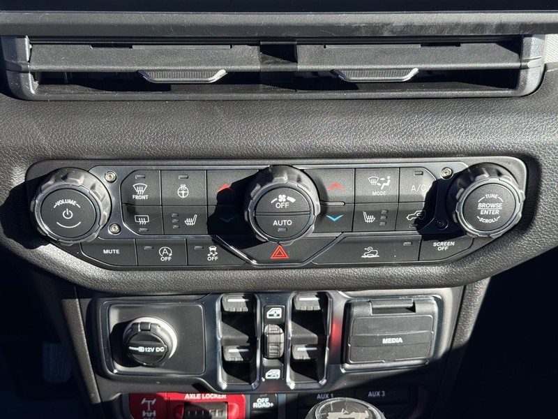 Jeep Wrangler Vehicle Full-screen Gallery Image 25