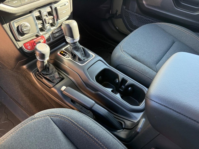 Jeep Wrangler Vehicle Full-screen Gallery Image 26