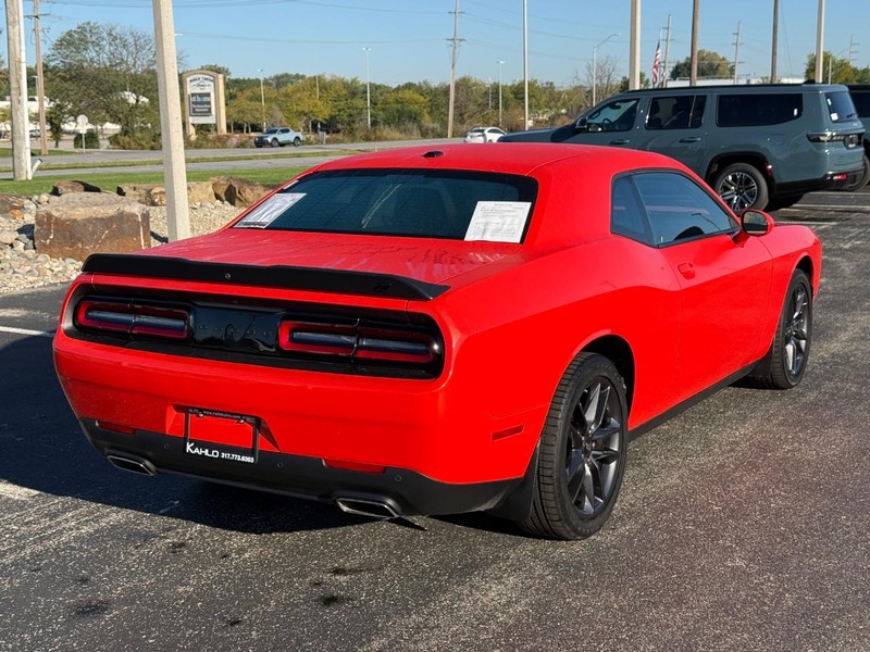 Dodge Challenger Vehicle Full-screen Gallery Image 03