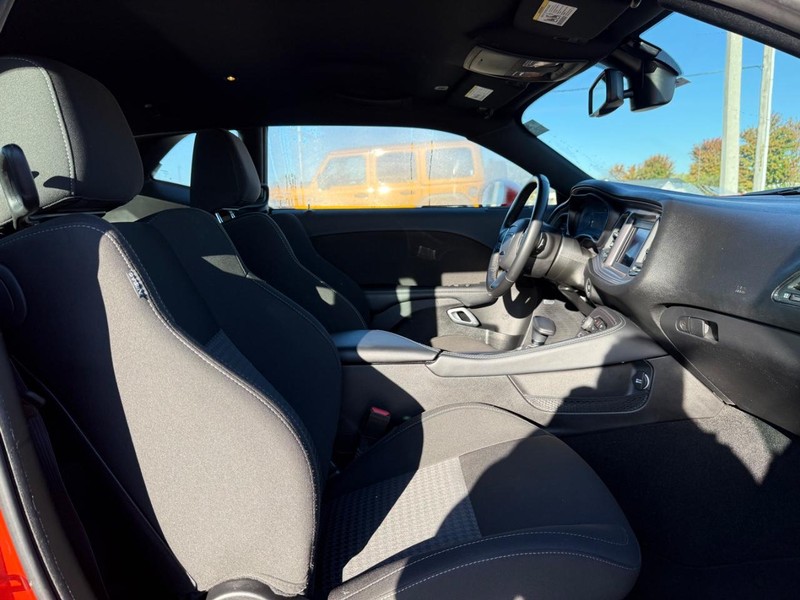 Dodge Challenger Vehicle Full-screen Gallery Image 10