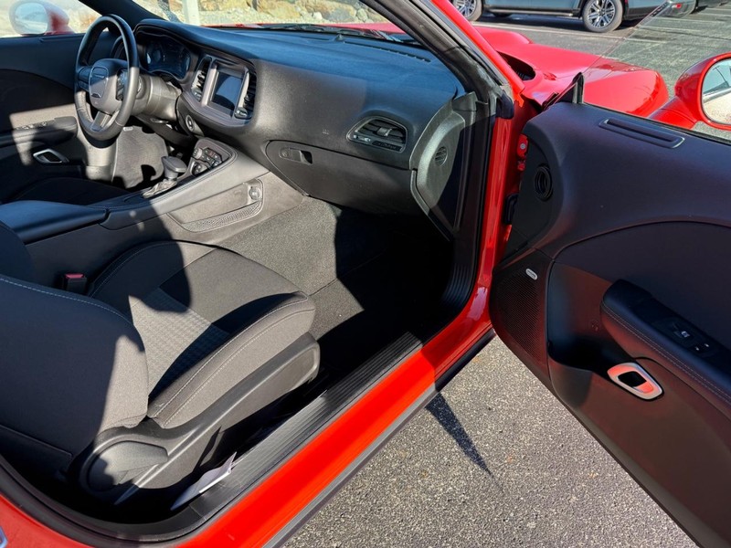 Dodge Challenger Vehicle Full-screen Gallery Image 11