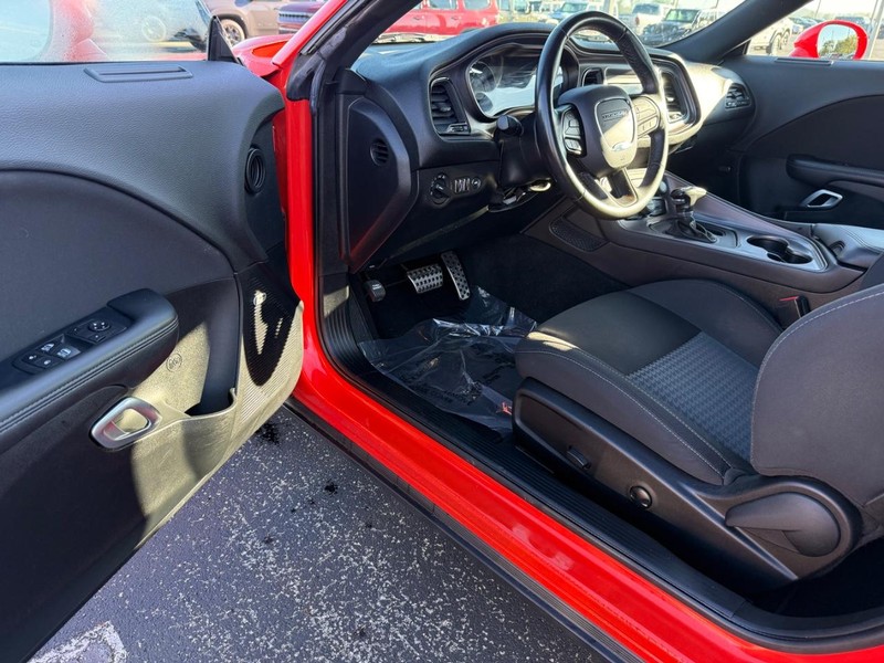 Dodge Challenger Vehicle Full-screen Gallery Image 14