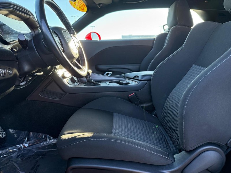 Dodge Challenger Vehicle Full-screen Gallery Image 15