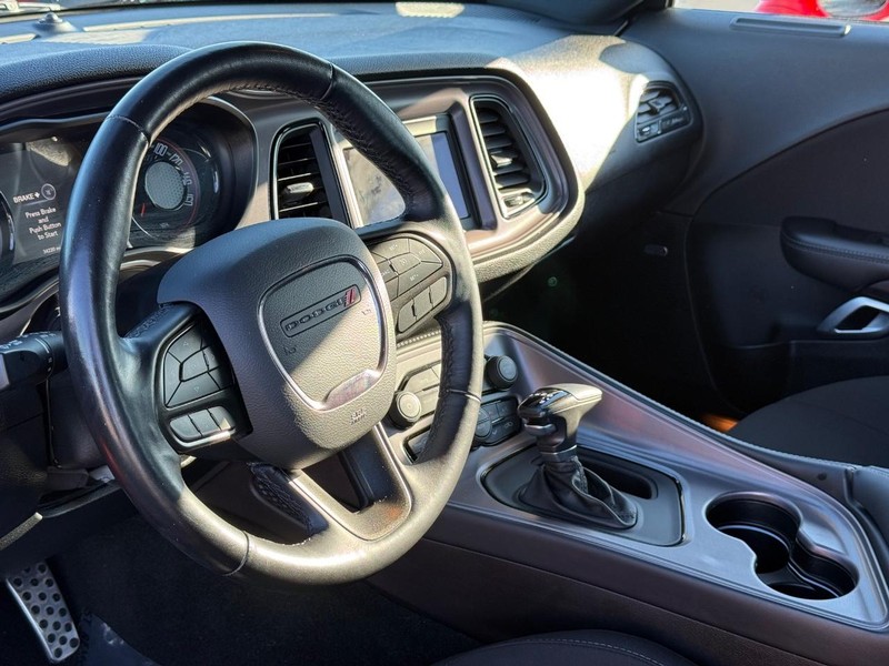 Dodge Challenger Vehicle Full-screen Gallery Image 16