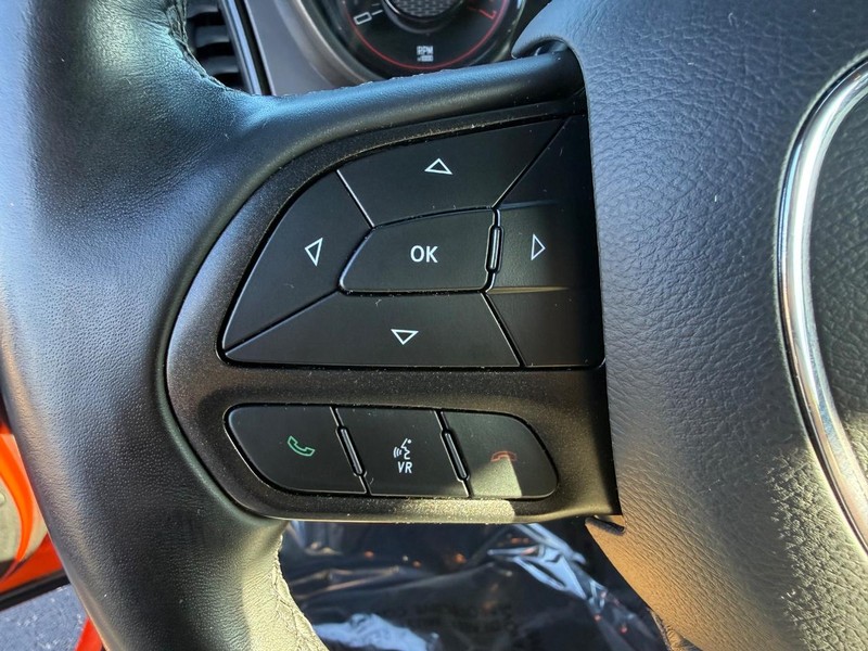 Dodge Challenger Vehicle Full-screen Gallery Image 17