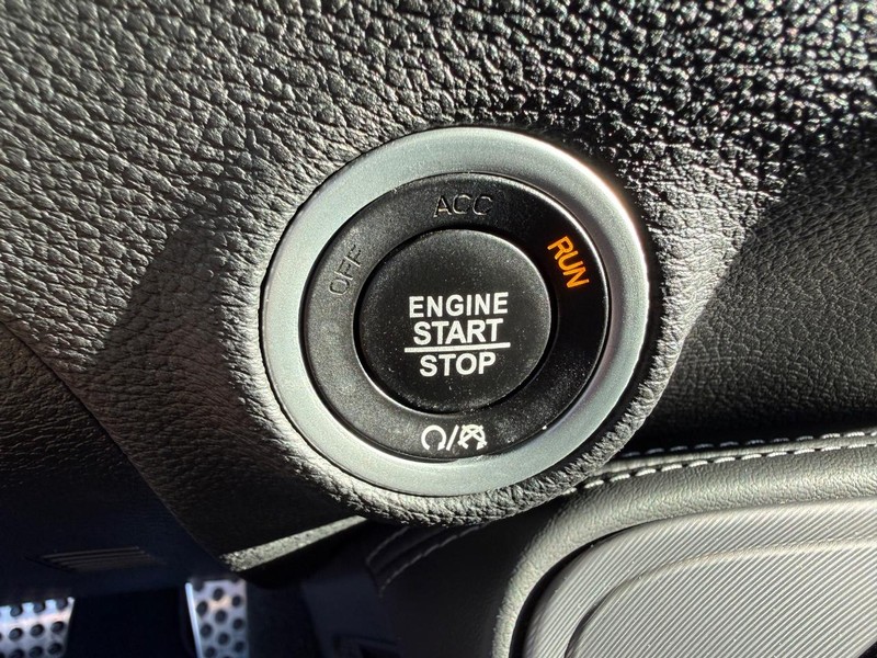 Dodge Challenger Vehicle Full-screen Gallery Image 19