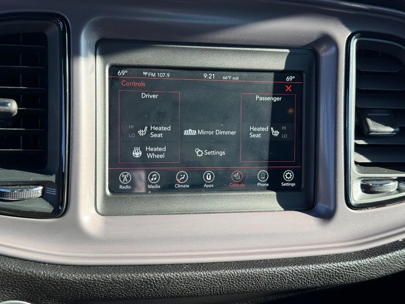 Dodge Challenger Vehicle Full-screen Gallery Image 20